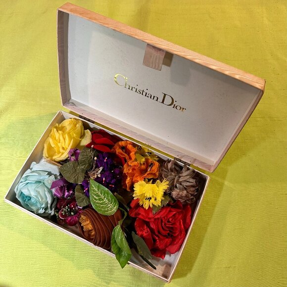 LOT of 9 Vintage Silk Millinery Flower Pins - in Christian Dior Box - Picture 13 of 15